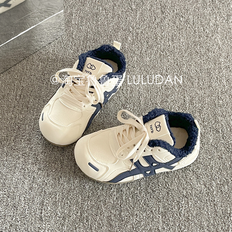 Zapatos deportivos de capacitación deportiva de terciopelo caliente para niños y niñas, zapatos blancos calientes de invierno de 2025 zapatos deportivos de suela baja para mujeres