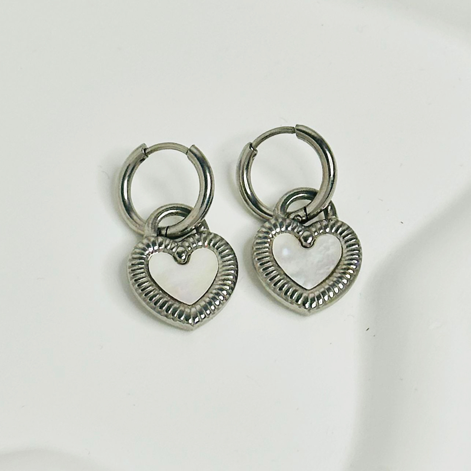 Amor negro y blanco oro moda personalidad de acero de titanio orejetas de lujo ligero para mujeres atmósfera popular pendientes de lujo ligero joyas