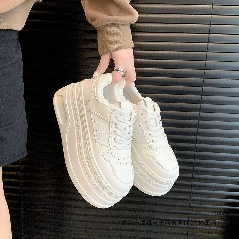 Women's thick-soled white sneakers, 2026 new autumn collection, designed for petite women, with a height-enhancing platform sole, casual and stylish, in white