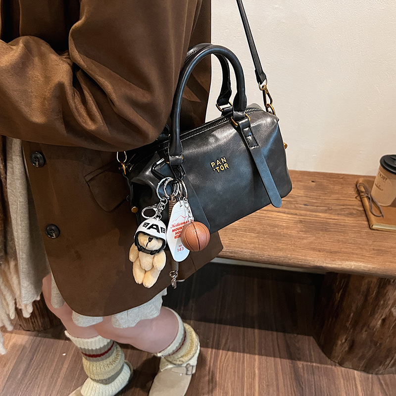 Bolso de almohada de moda de mano, bolso de hombro de alta calidad coreano, bolso de nicho de invierno de 2024 para mujeres simples