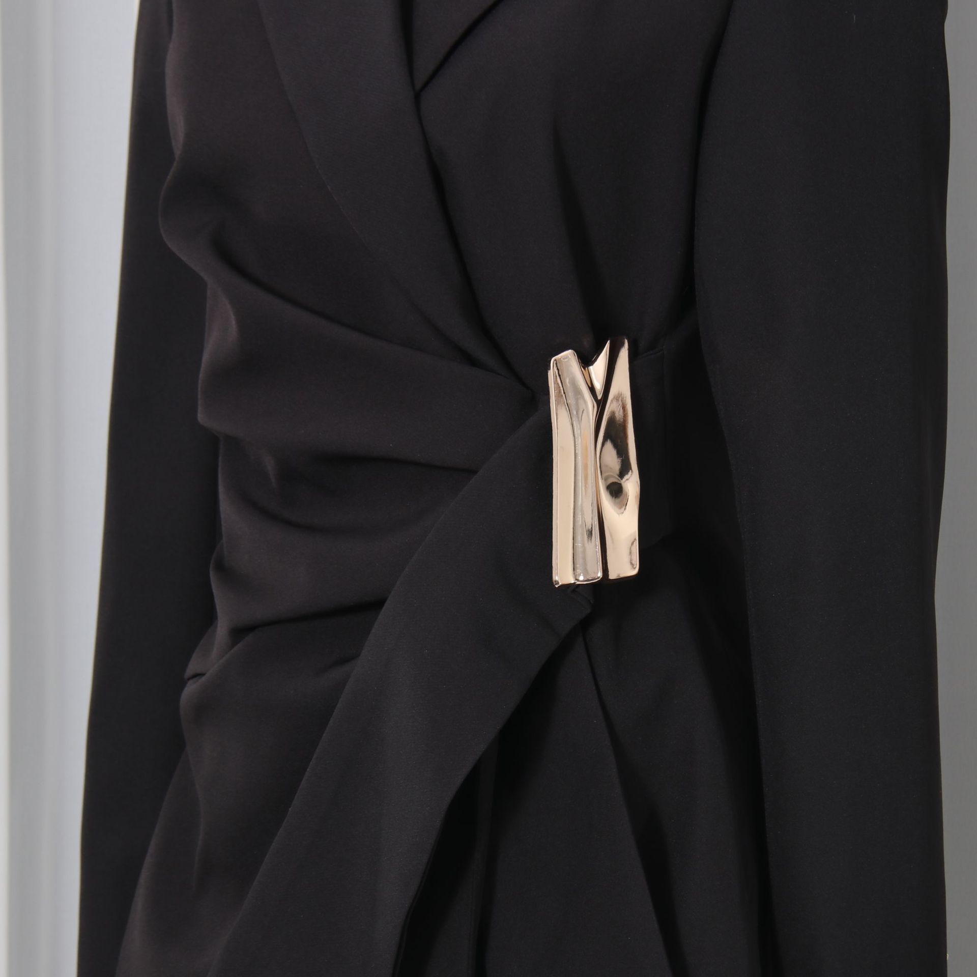 Giacca blazer elegante donna con dettagli incrociati_voghion.com