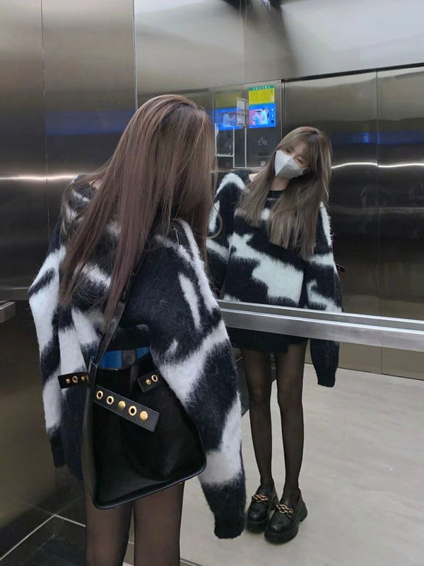 秋冬の新型の柔らかいモチモチのセーターの女性のゆったりした丸首の怠惰な風の百合の外は色のレトロなニットの上着にぶつかります。|undefined