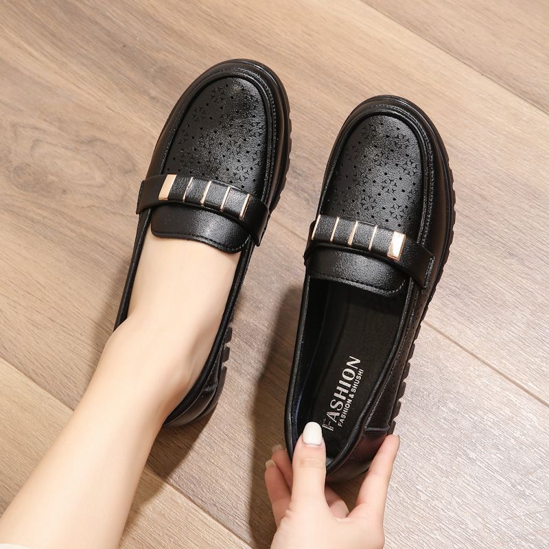 Verano nuevos zapatos de madres de moda cómodas sandalias agujero de mediana edad hueco zapatos de cuero de mediana edad zapatos de mujer de moda