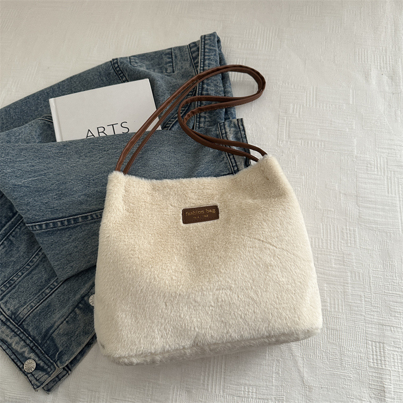 Bolso de felpa de moda de otoño e invierno para mujer 2025 casual todo-fósforo bolso de viaje de gran capacidad textura bolso de hombro