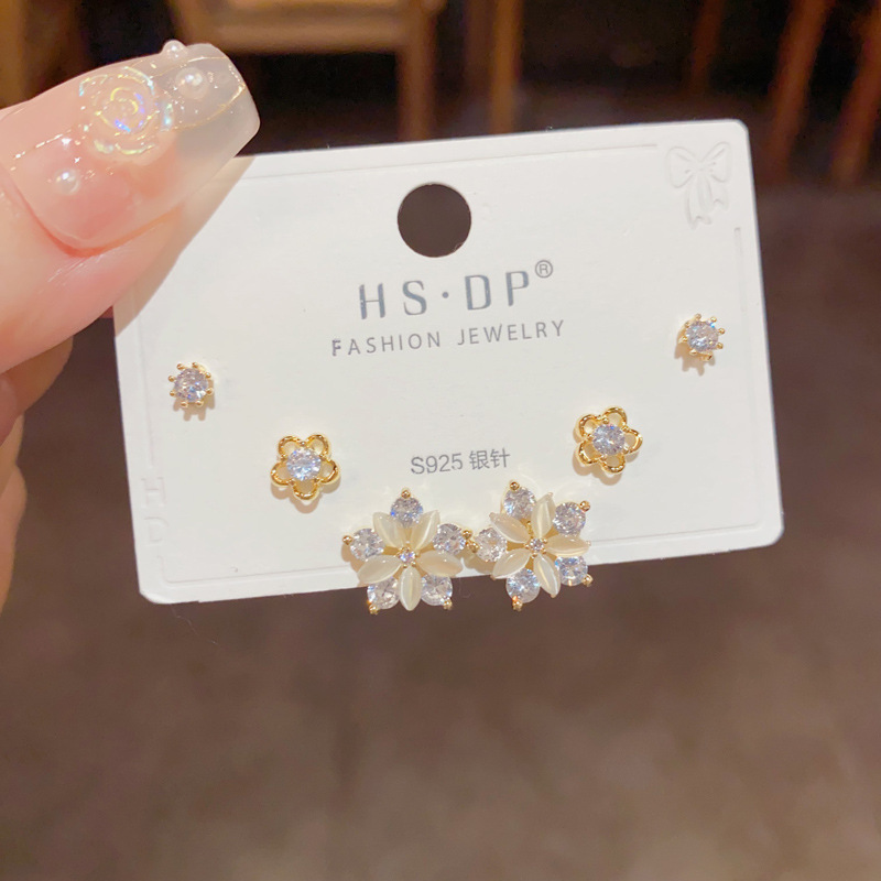 S925 aguja de plata micro incrustaciones de circón pendientes cortos pendientes de pelo corto japonés y coreano elegante todo-fósforo simple conjunto de tres piezas pendientes para las mujeres