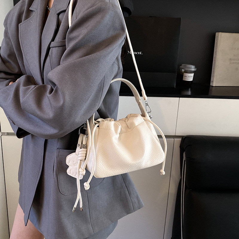 女性のためのハイエンドのソフトレザープリーツハンドバケットバッグ2025新しい韓国スタイルのファッションショルダーバッグシンプルな通勤女性のバッグ|undefined