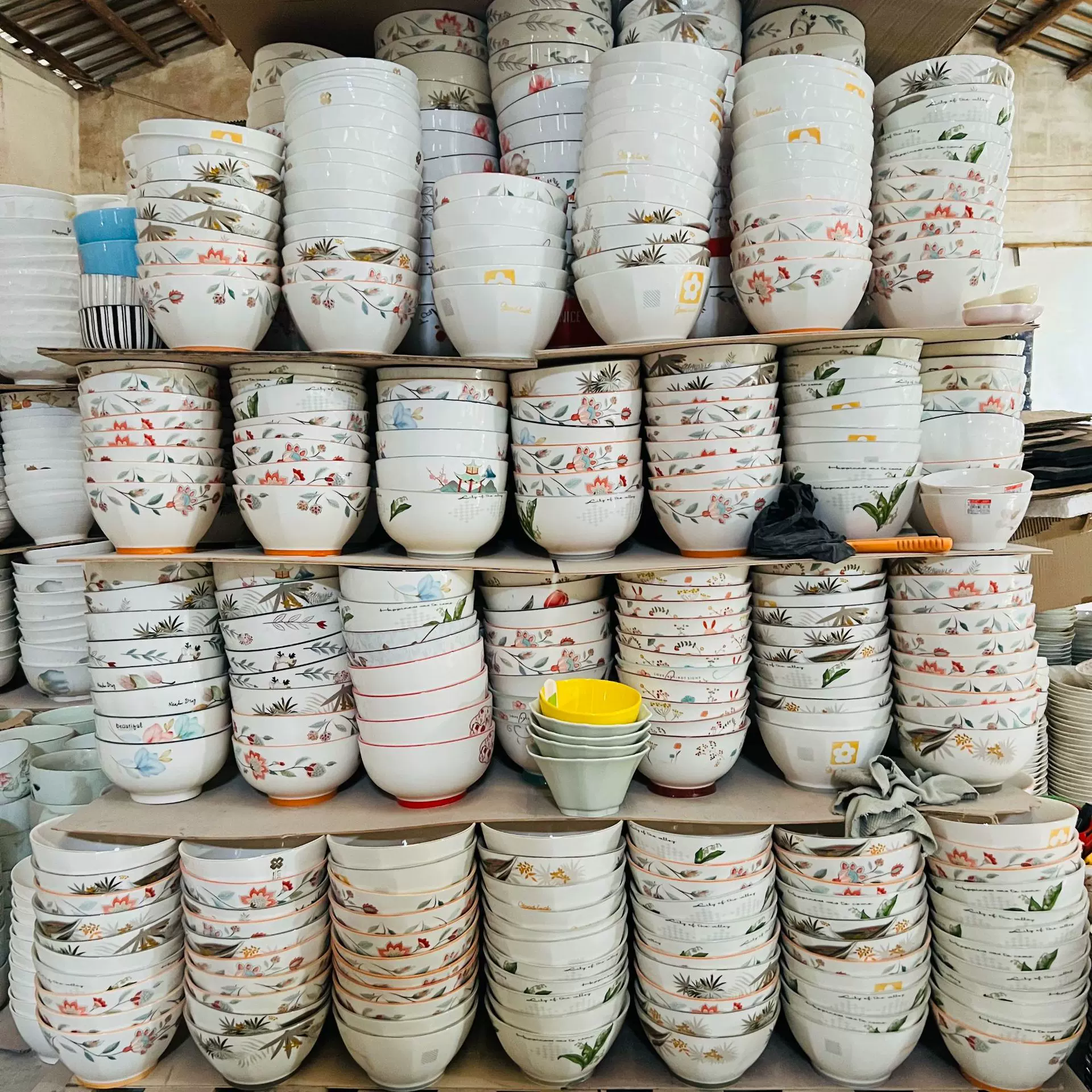 地摊夜市套圈陶瓷餐具批发4.5寸米饭碗1元1个家用碗餐具早市必备