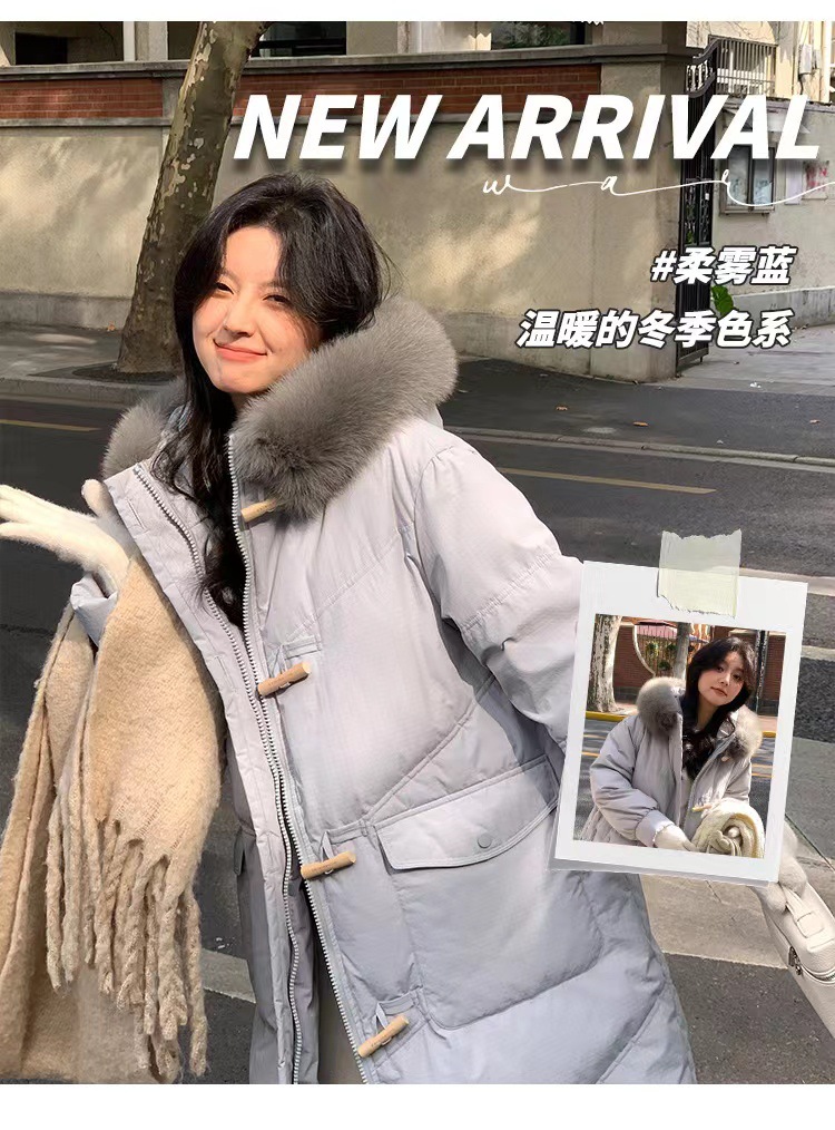 밝은 회색 모피 칼라가 있는 보라색