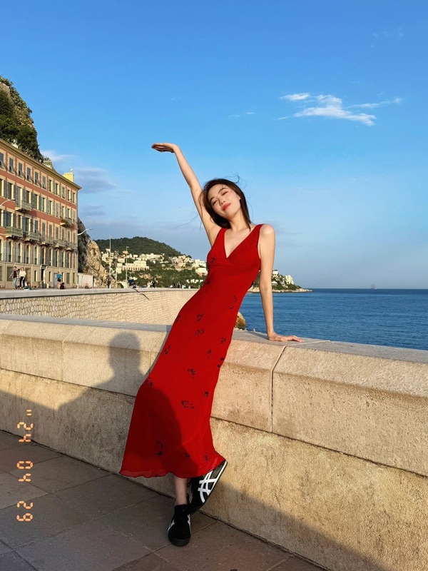 目を引く夏の婦人服 2025 新しい荒野ローズプリントサスペンダースカートレッドドレープデザインドレス|undefined