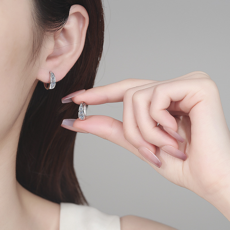 Orecchini a cerchio in argento sterling con moissanite d_voghion.com