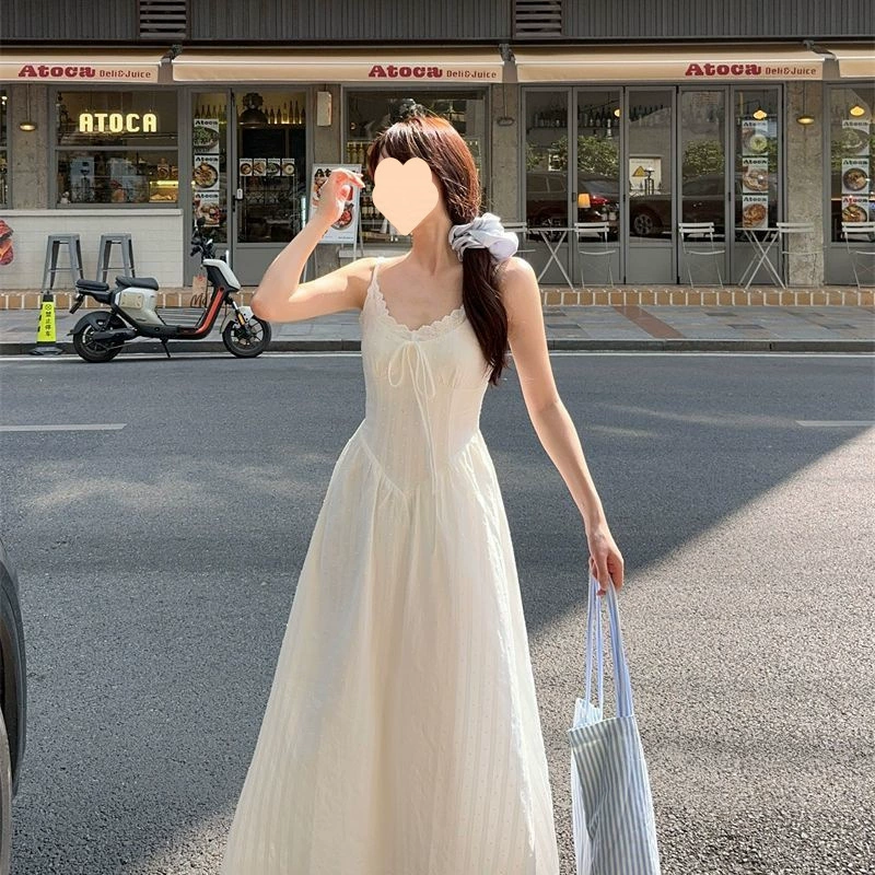 Нежное белое платье-спагетти в стиле французской моды, элегантное летнее платье 2025 года, подчеркивающее талию, новое длинное платье.