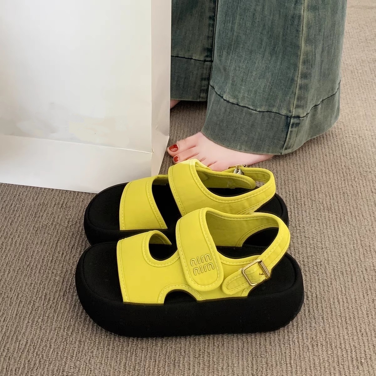 Sandálias de playa de fondo grueso para mujeres 2026 nuevo estilo de verano amarillo versátil aumento de altura casual zapatos deportivos romanos
