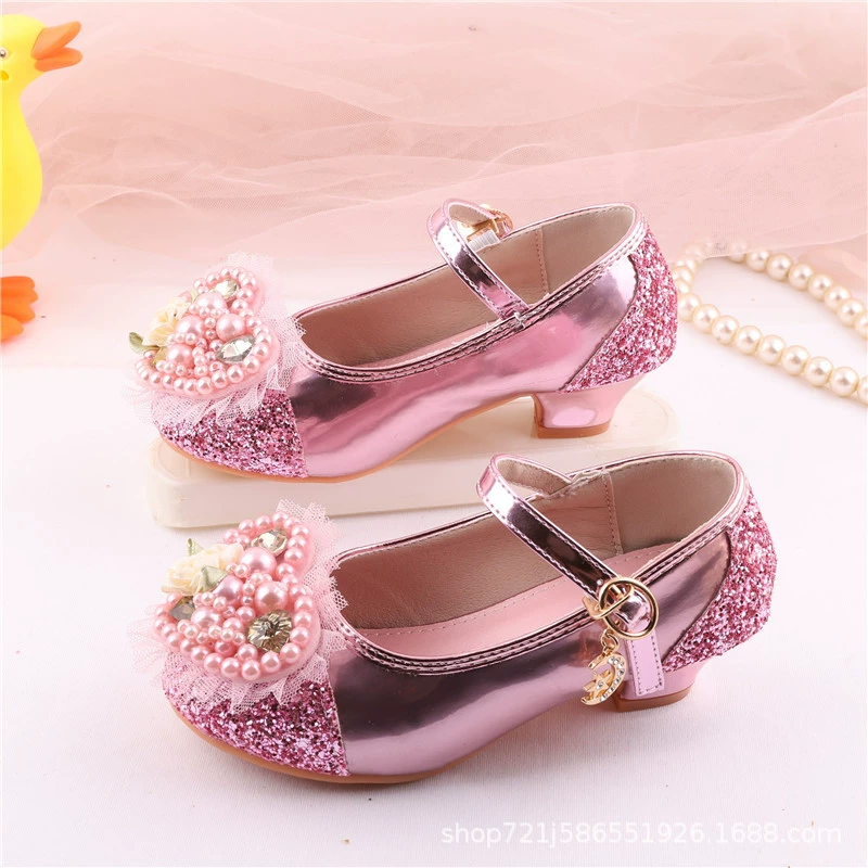 Детские туфли на высоких каблуках маленькая девочка модель подиума праздничное представление