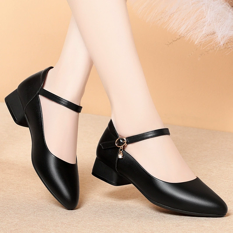 Легкая мягкая и удобная простая элегантная обувь с глубоким ртом, одиночные туфли на низком каблуке 2025 новый пригородная черная рабочая обувь кожаная обувь женская обувь