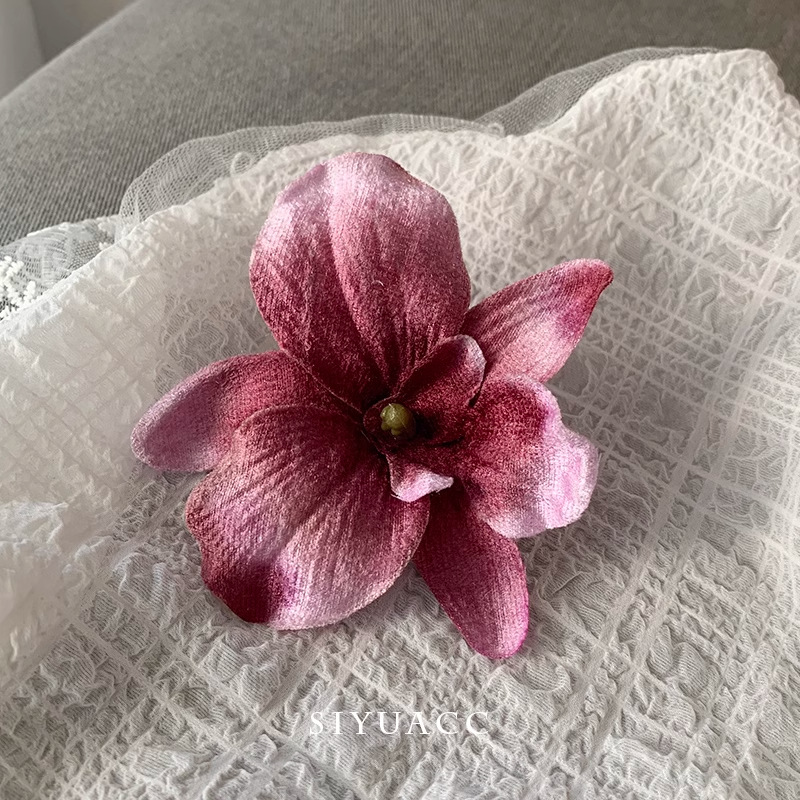 Chica caliente con flores naranjas orquídeas mariposa clips de cabello vacaciones fotos atmósfera clips de cabello