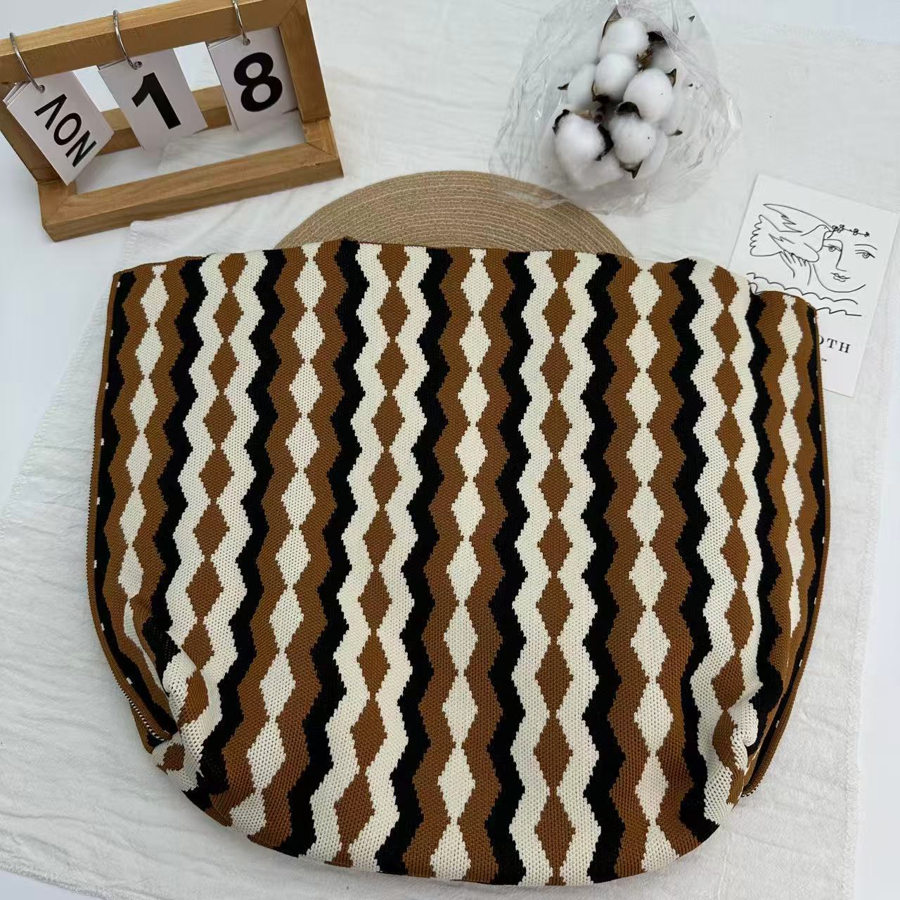 Gradient Geometric Knit Large Bucket Tote Bag 22