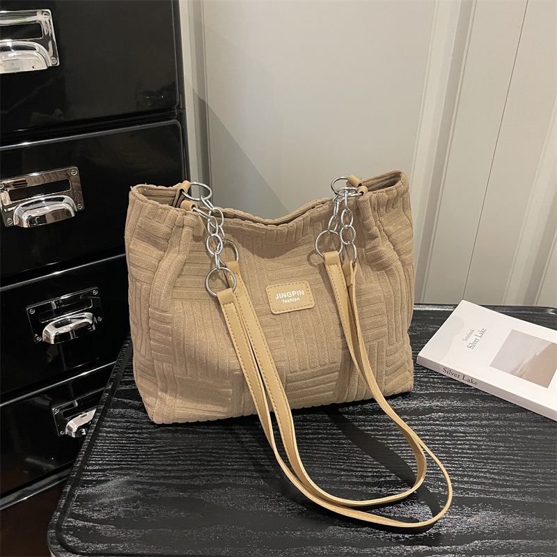 Borsa tote da donna grande con tracolla a catena versatile_voghion.com