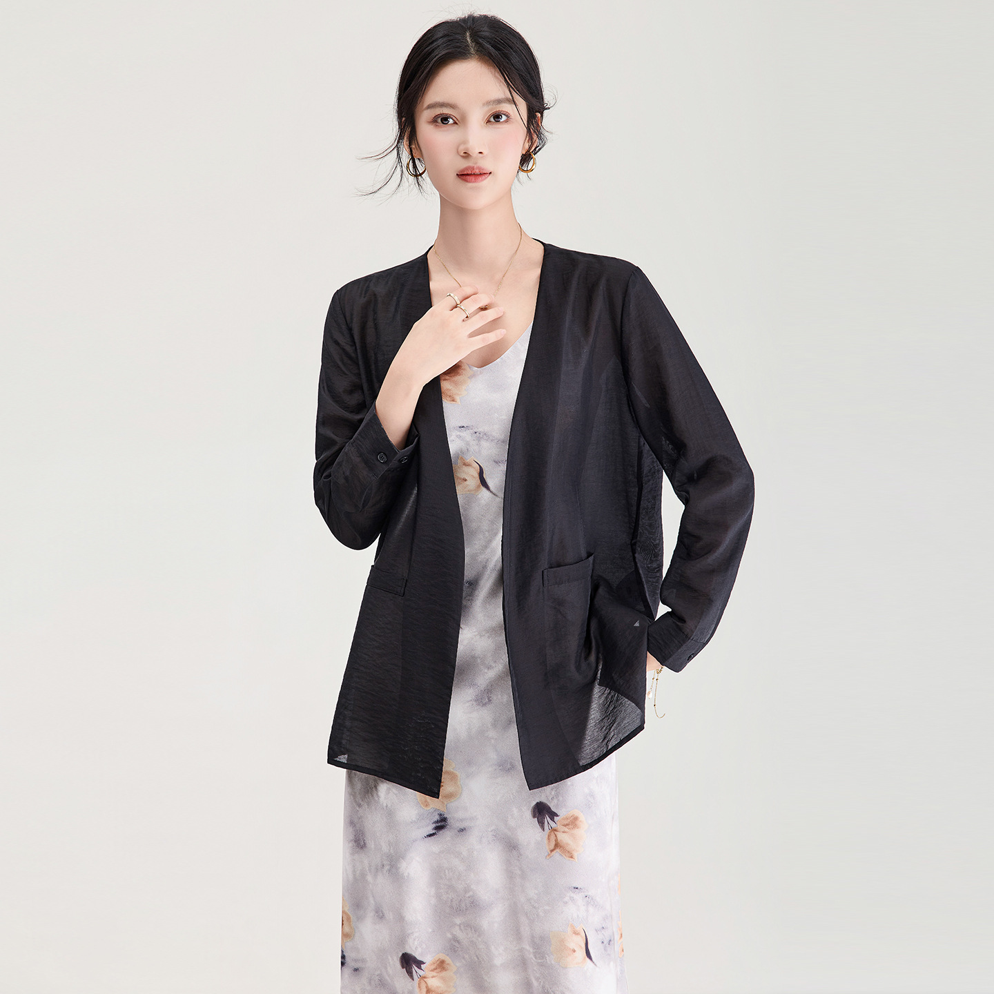 Áo cardigan nữ tay dài chất liệu tencel mát lạnh dáng rộng — màu đen
