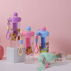 新しい夏の見栄えの良いストローカップ、大容量、ポータブルストラップ、女の子用プラスチックカップ、クロスボディカップ、学生カップ