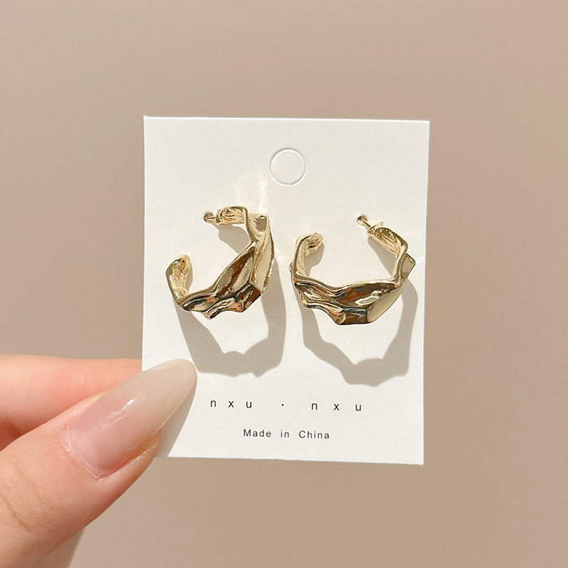 Pendientes de aro lisos para mujer, lujo ligero, pendientes de alta gama, pendientes populares, aretes de diseño exclusivo, aretes de otoño e invierno al por mayor