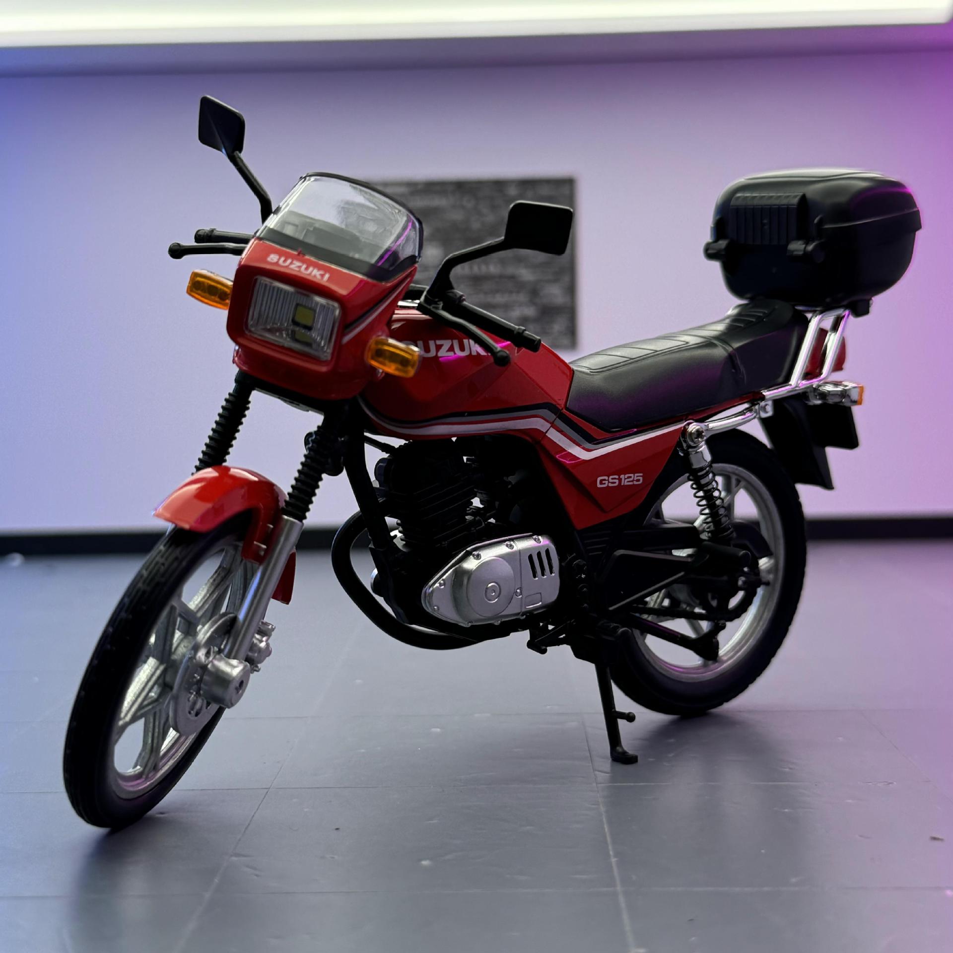 Modelo de coche de aleación 1:12 Taiwán marca Suzuki King motocicleta deslizamiento retro coche de juguete modelo de efecto de sonido