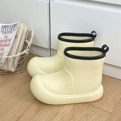 厚い底の外は雨靴をはいています。