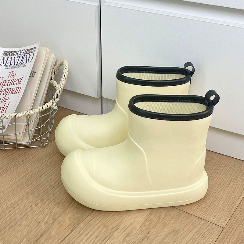 Дождевые сапоги на улице Женская весна на открытом воздухе