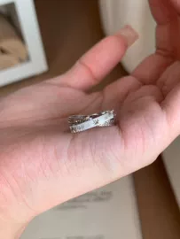 耳钉;耳环;耳夹