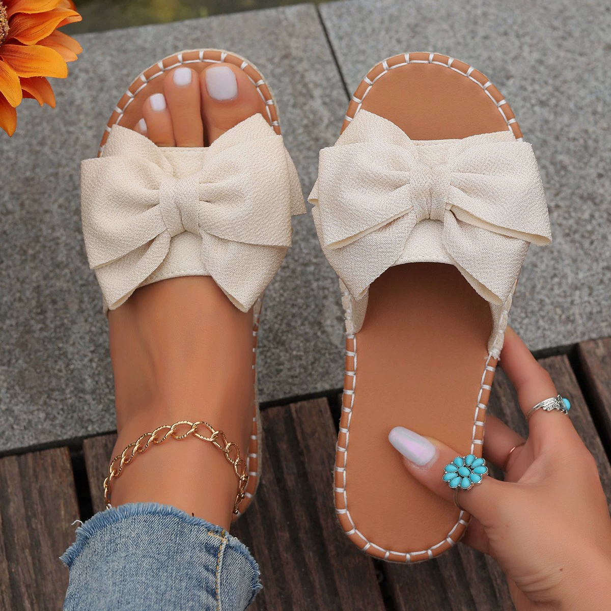 Трансграничные шлепанцы женские банты плоские каблуки 2024 летние новые холодные шопы мода снаружи носить холодные шлепанцы полторы тапочки женские