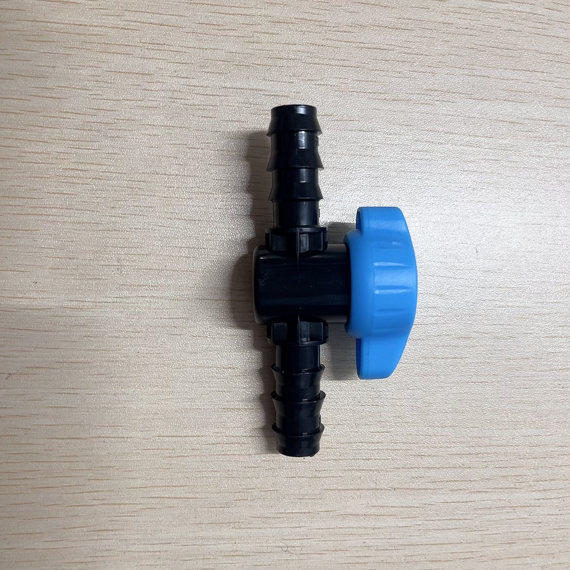 Nuevo mango azul 16 PE tubo a través de la válvula de conexión de válvula de bola directa de tubería PE proyecto de riego por goteo de micro-spray