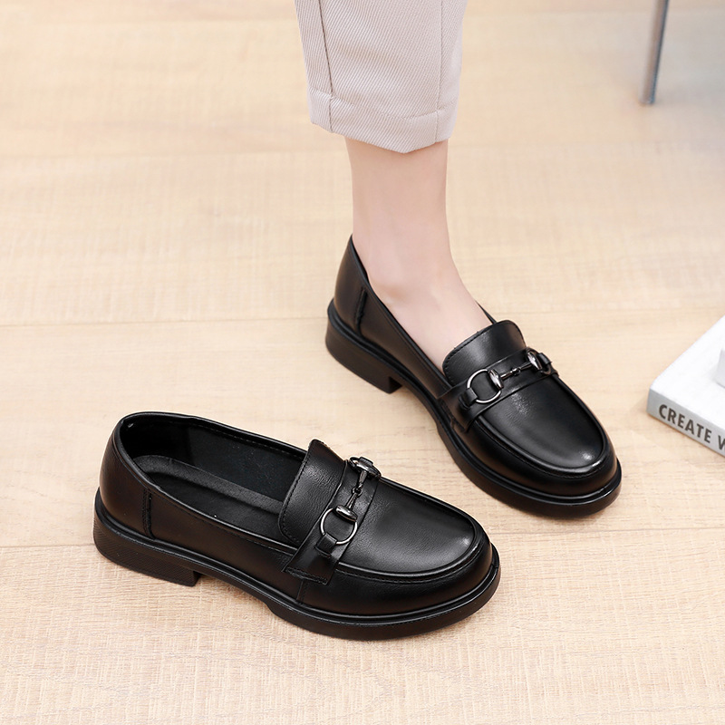 새로운 가죽 어머니 신발 부드러운 바닥 경량 여성 편안한 부드러운 가죽 신발 패션 다용도 여성 신발 공장 직매