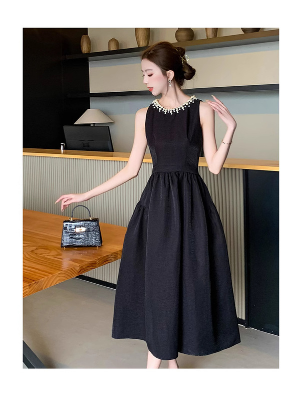 夏の新型の黒いワンピースの女性の軽豪華なヘボン風の気質はシンプルでやせています。|undefined