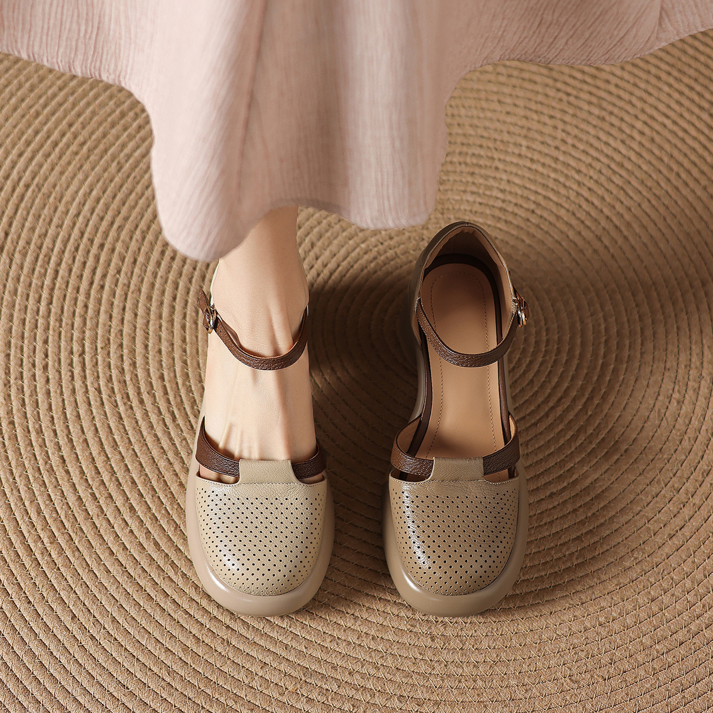 Sandal nữ da cừu mũi trùm đục lỗ quai ngang khóa một chữ gót thô 7.5 cm — màu trắng ngà