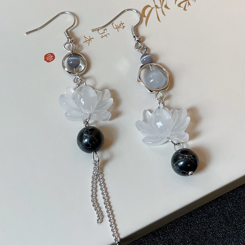 Asymmetrical fashionable fresh elegant earrings