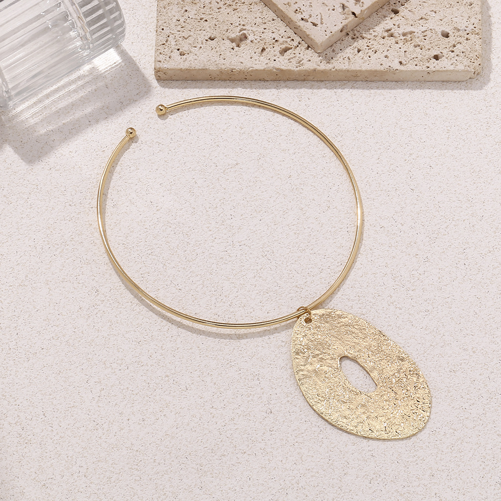 Collar Gargantilla con Colgante Ovalado de Metal Retro Europeo y Americano, con Pliegues y Personalidad Exagerada para Mujer, Pendientes de Amazon para Mujer