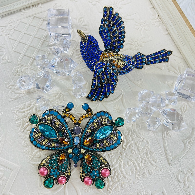 Close-inlaid rhinestone butterfly Kingfisher brooch Hedi color Magpie heavy industry modeling clothing 1980 s ancient gold
