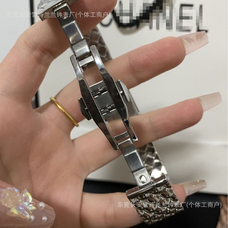 Xiaoxiang クォーツ時計レディーススチールストラップ小さな正方形時計 Douyin 人気モデル 2024 新しいファッションライト高級小型絶妙な時計|undefined