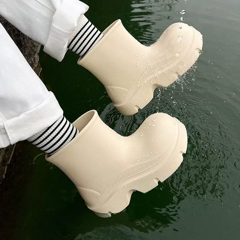 Новый модный тренд 2025 дождевые сапоги носить наружные туфли с толстой подошвой дождевой сапоги короткая трубка для взрослых повышая водонепроницаемость