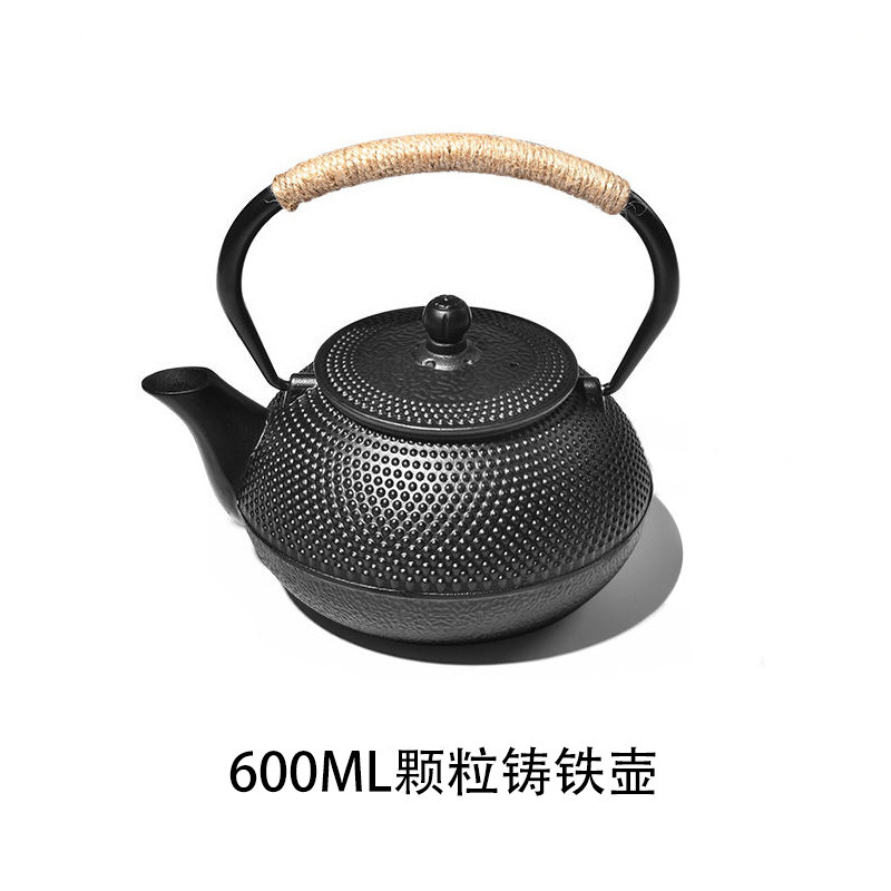 囲炉裏でティーポットを煮ます。日本式のお湯でお茶を入れます。|undefined