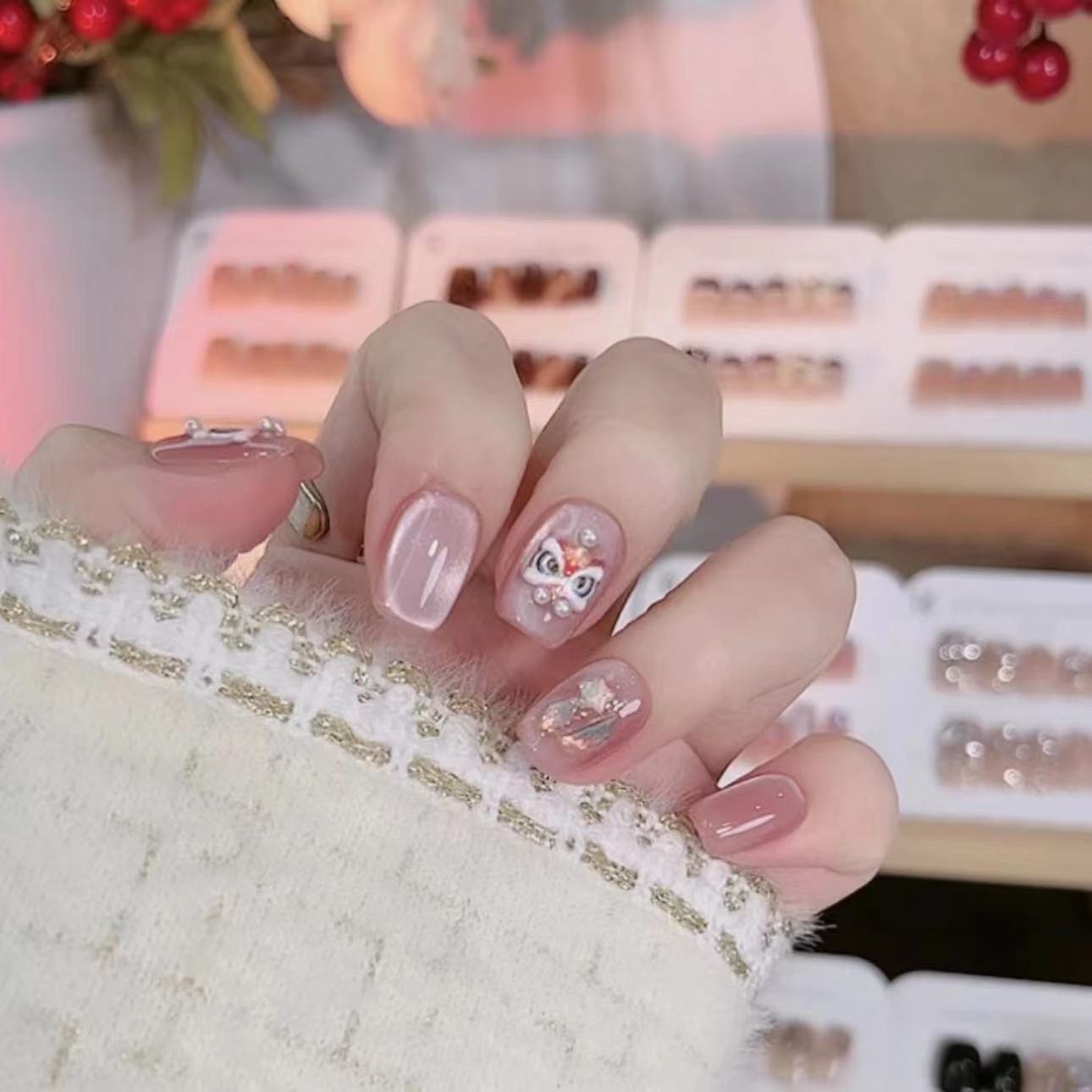 [Happy Events Peach Peach] Danza del león, ojos de gato, armadura de vestir, nueva manicura nacional, relieve tridimensional, armadura de batalla de año nuevo, estilo caliente al por mayor