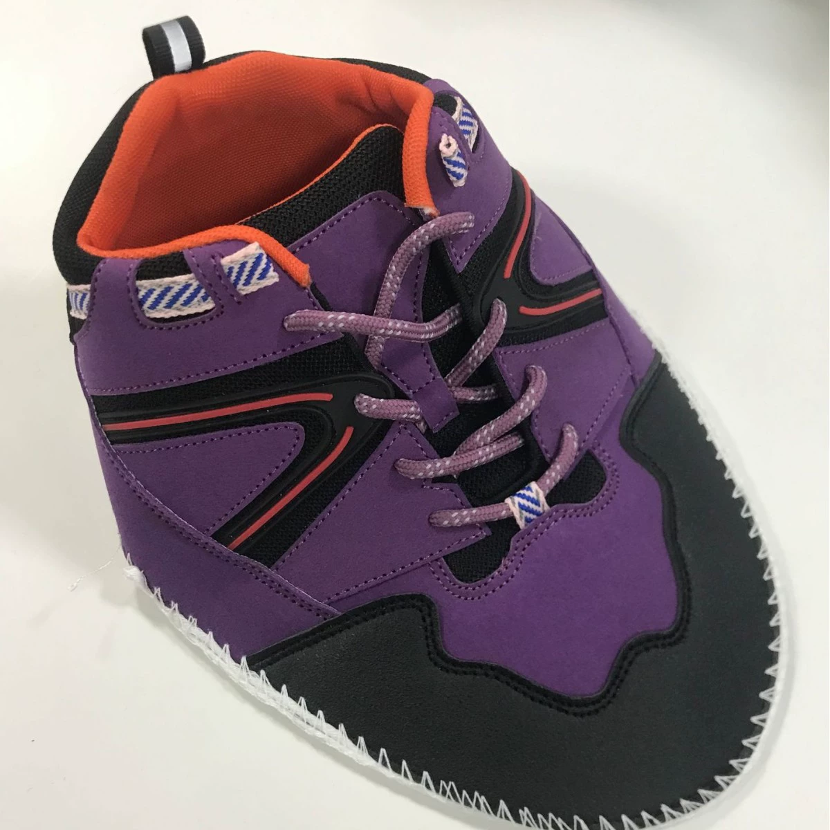 Оптовая продажа от производителя: новые модные мужские повседневные спортивные туфли с кожаным верхом, универсальные, 2025 год.