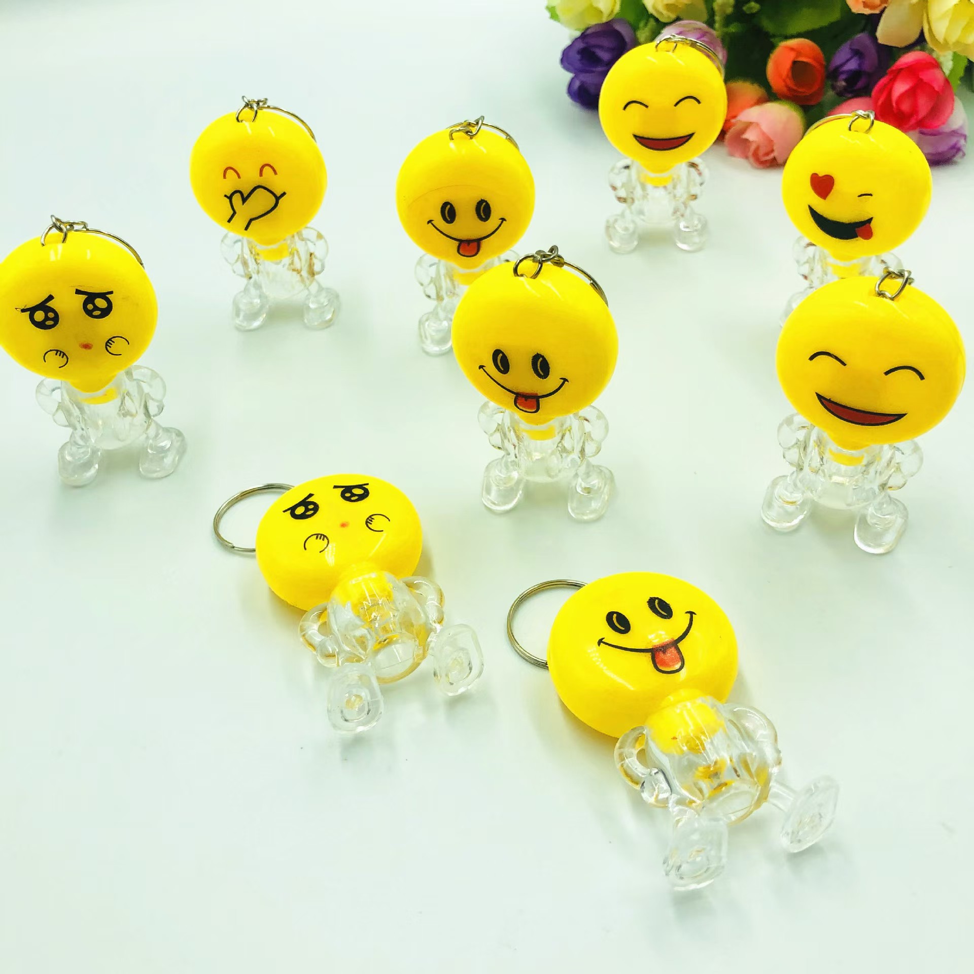 LED de dibujos animados luminoso llavero lámpara de color bolsos creativos colgantes juguetes luminosos para niños micro comercio escaneo de código pequeño regalo