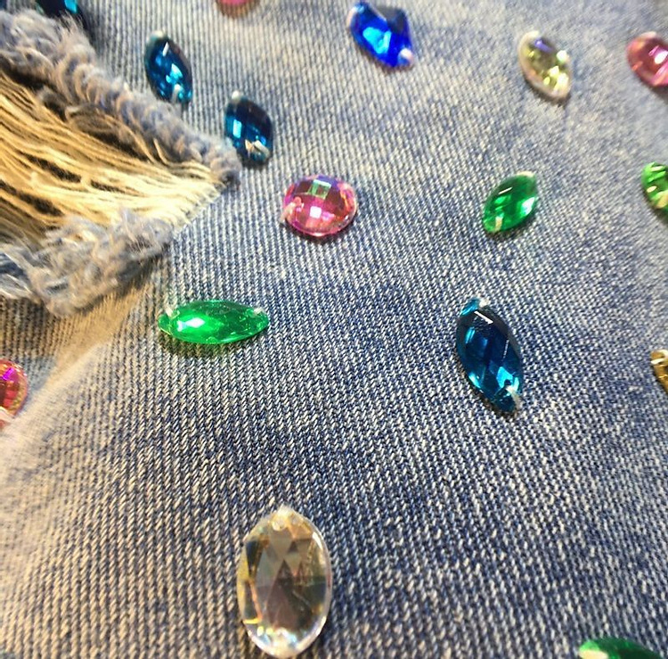Damshorts med hög midja i denim med rhinestone och pärlor_voghion.com