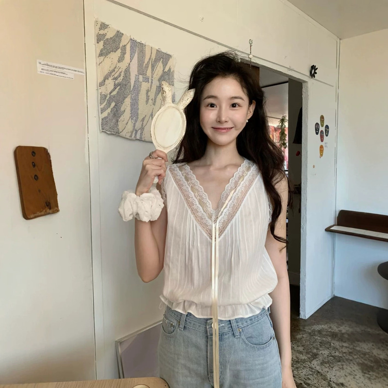 Clearance sale, no returns. Korean style lace V-neck tie sleeveless shirt, Dongdaemun summer new sweet slimming tank top for women
