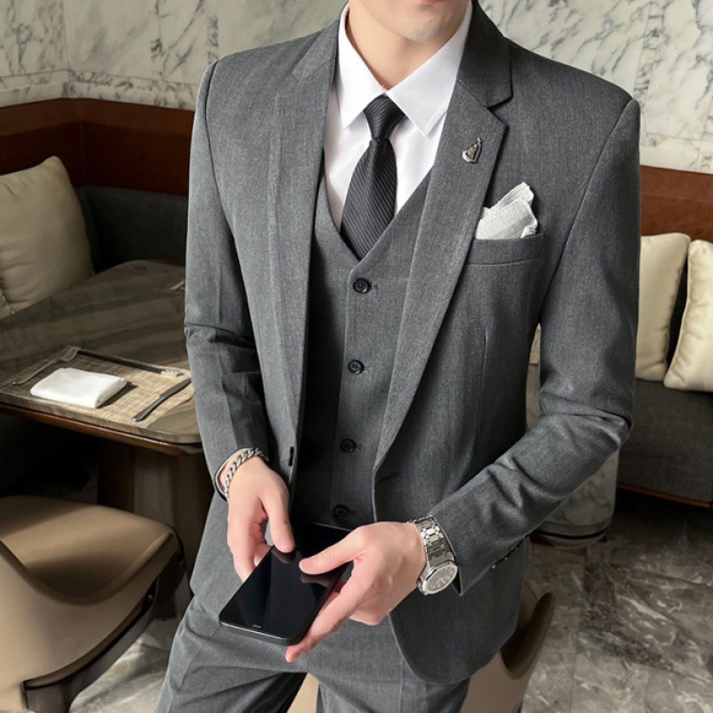 짙은 회색 정장