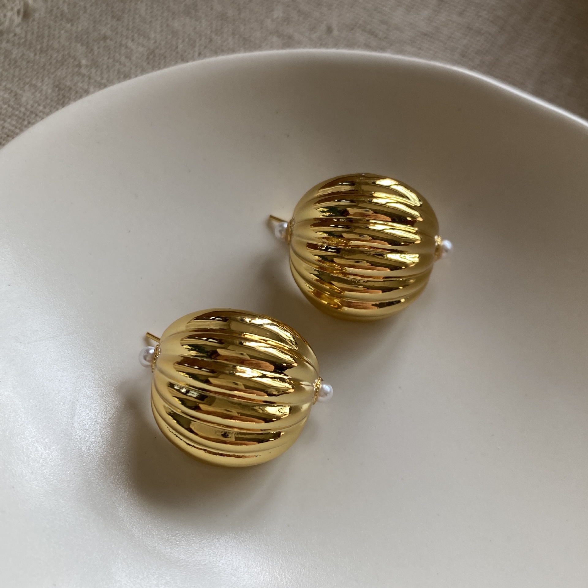 Temperamento francés ligero lujo nicho aretes simples y fríos aretes variados aretes de bronce ondulado chapado en oro aretes ondulados