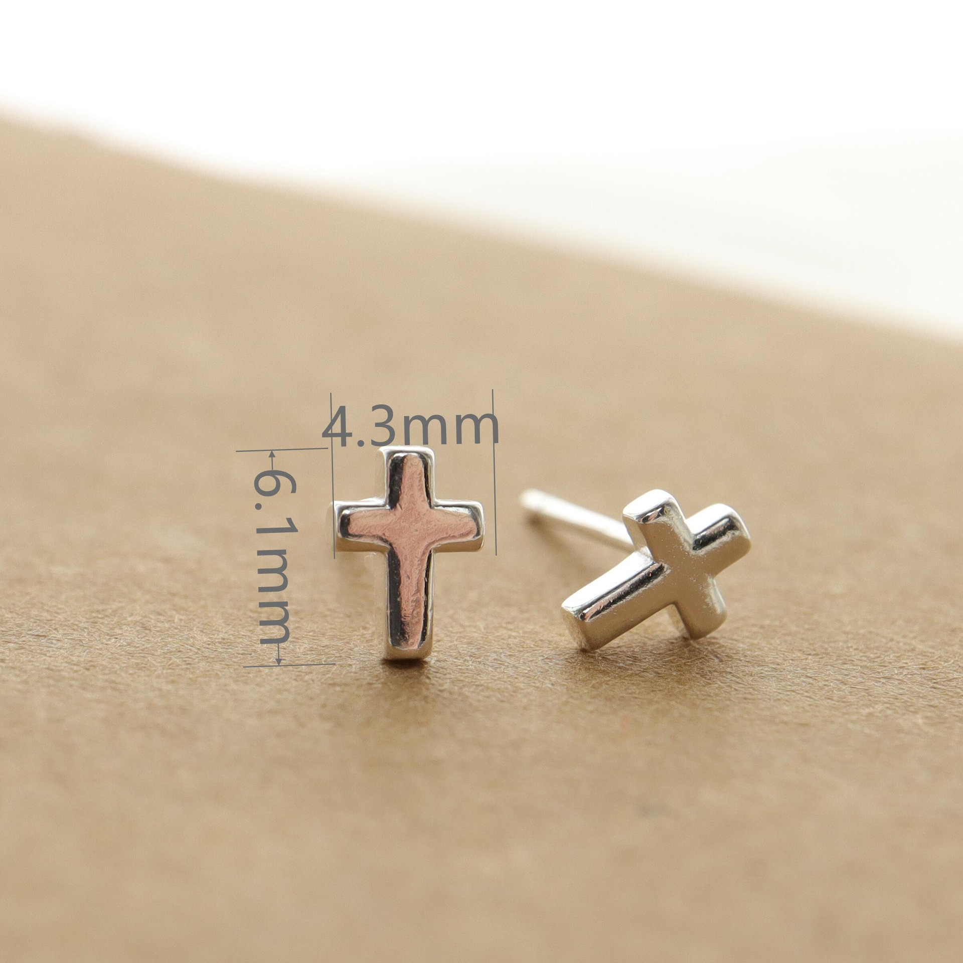 1g Weight 925 Sterling Silver Ear Needle Material Ear Studs Classification 1 Pair Quantity Holiday, Daily Occasion 925 Sterling Silver Material Cross Pattern Unisex Gender Simple Style Style 1 Pair 925 Sterling Silver Cross Ear Studs 无