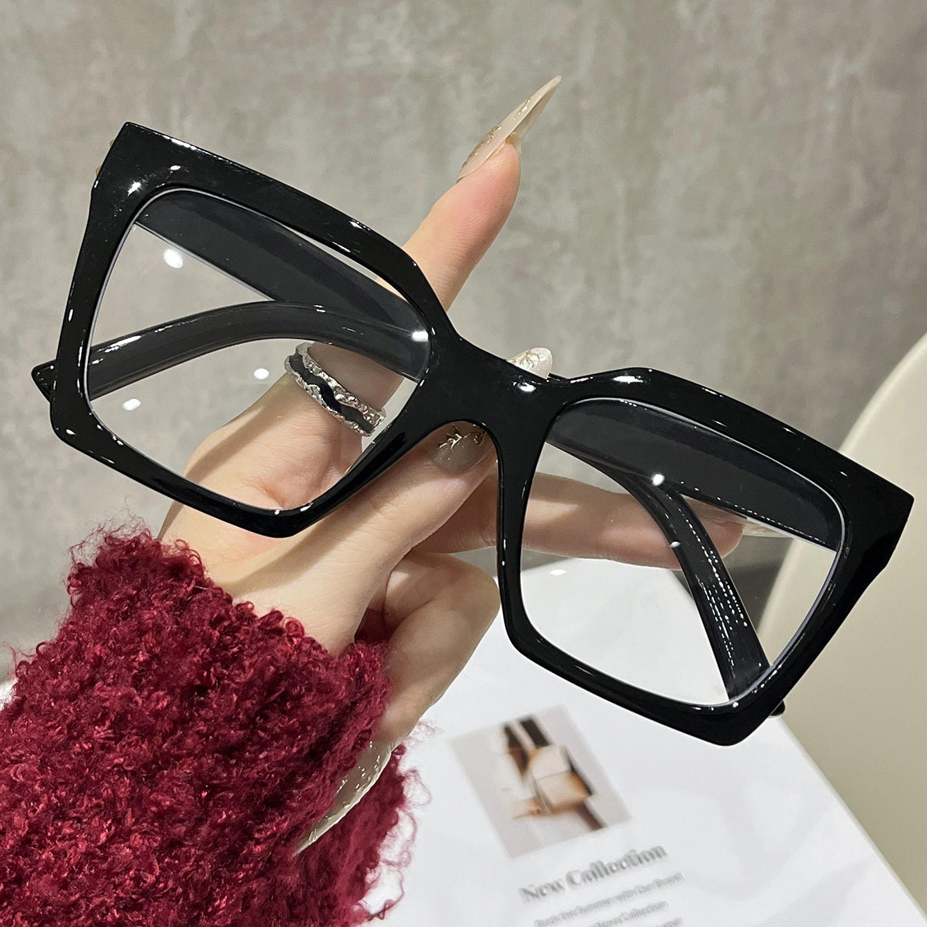 Square fashionable retro glasses