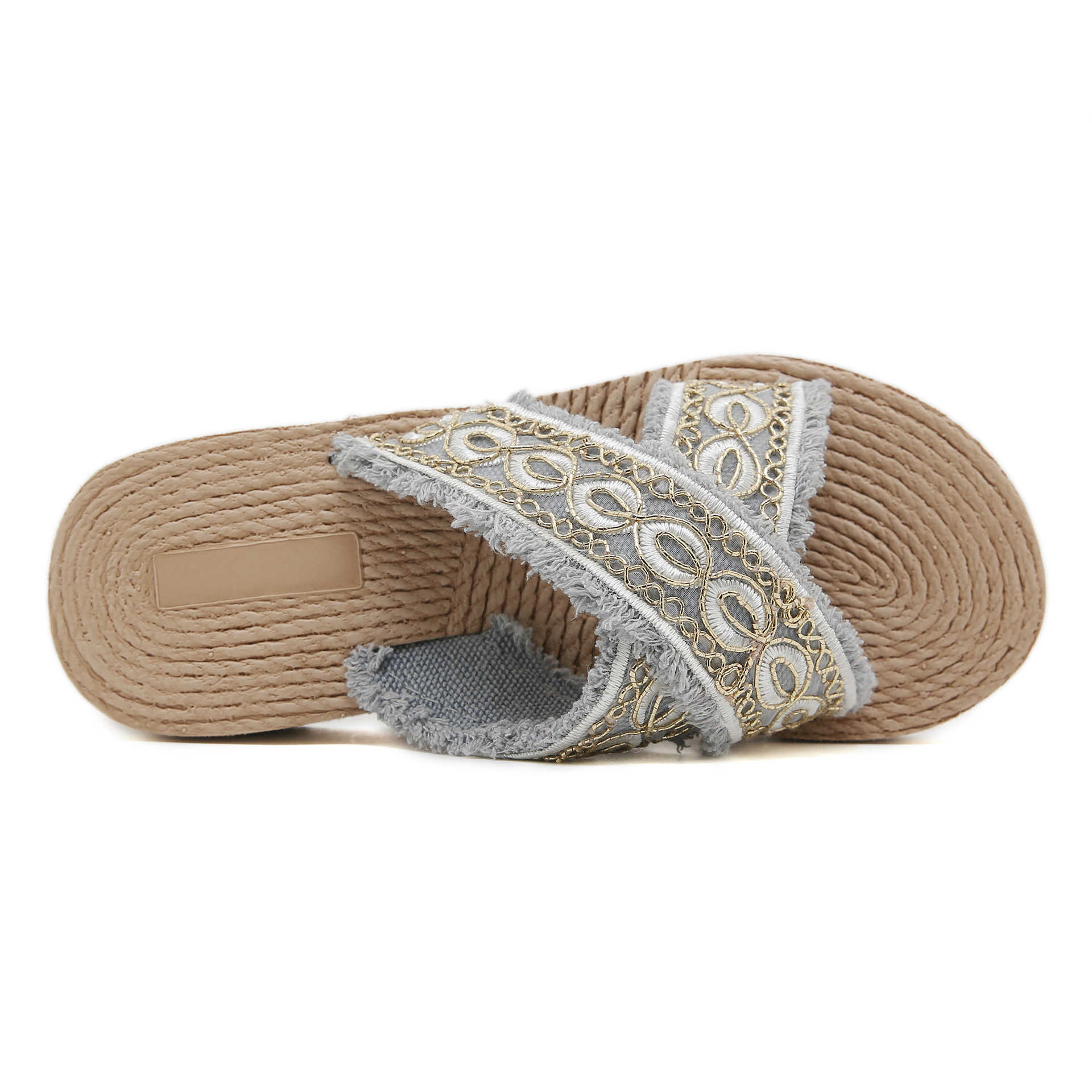 Nuevas zapatillas bordadas con suela gruesa para mujeres en verano con bordas coreanas cruzadas con muffins zapatillas frías de playa vacacionales