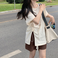 プラスサイズの女性の新しい夏スタイルの不規則なルーズショルダー半袖Tシャツ、太った女の子向け、お腹をカバーしてスリムに見えるドローストリングトップ